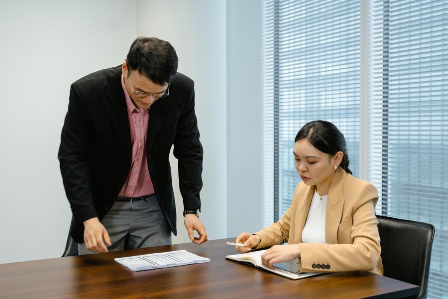 대기실 · 안내방송 화면 분야의 업무·서비스 환경을 보여주는 연출 사진
